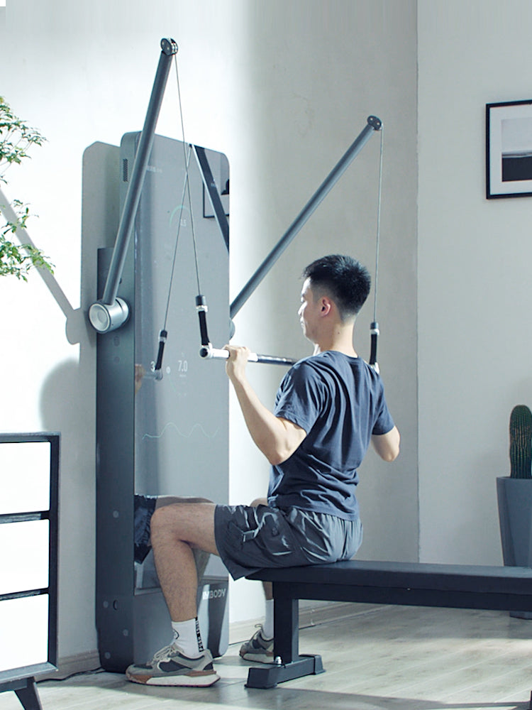 Mand traener med IMBODY POWER S traeningsspejl i en stue
